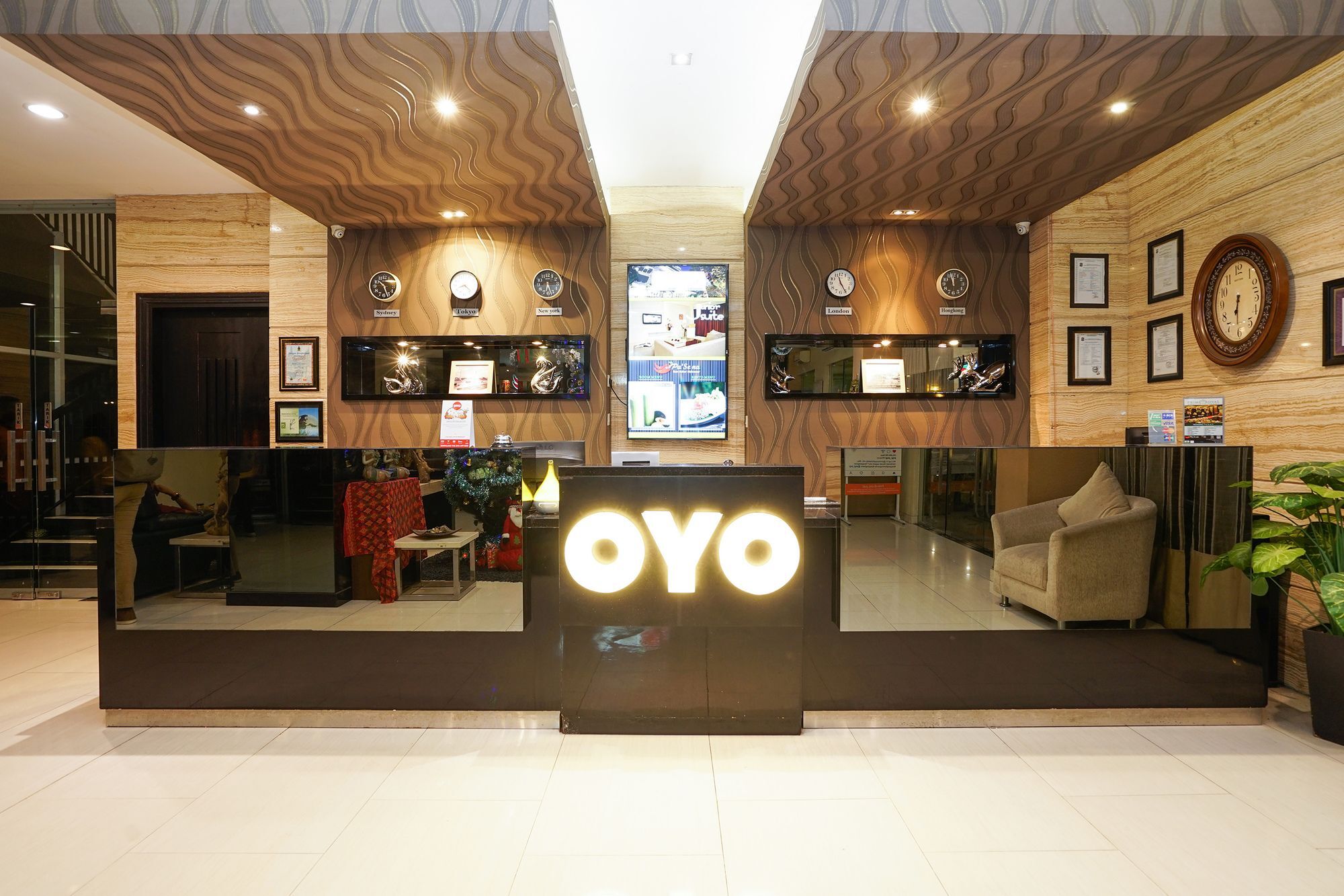 Oyo 197 Prime Royal Hotel Kapasari Экстерьер фото